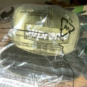 SUPREME VELOUR BOX LOGO NEW ERA FITTED OLIVE